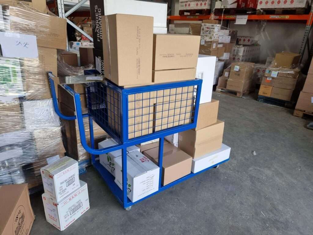 עגלת שינוע קרטונים למחסן לוגיסטי